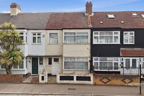 3 bed property, in Lawrence Avenue, £400,000