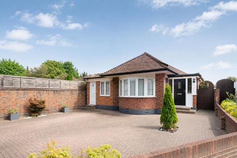 4 bed property, in Plantagenet Close, £800,000