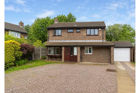 5 bed property, in Duncombe Close, £695,000