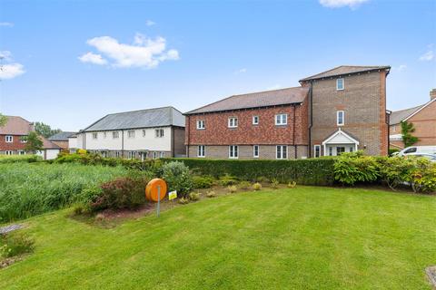 2 bed property, in Splice Lane, £200,000