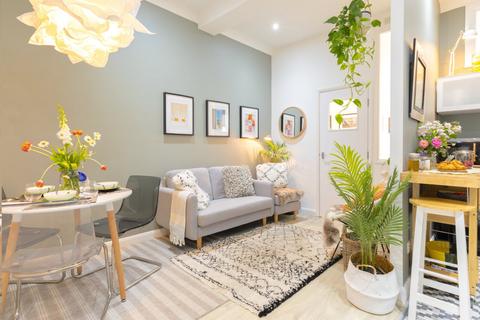 3 bed property, in Baker Street, £325,000
