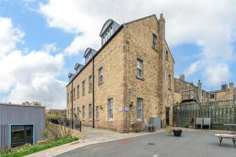 2 bed property, in Estuary Drive, £425,000
