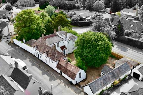 8 bed property, in Main Street, £1,000,000