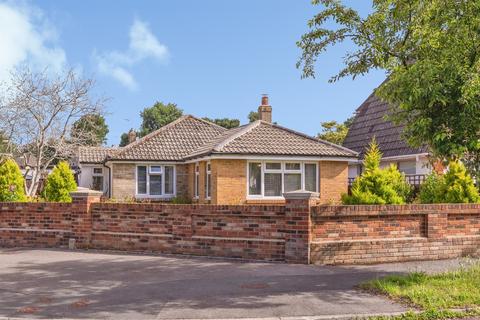 2 bed property, in Waterloo Close, £400,000