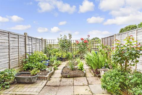 3 bed property, in Kingfisher Road, £310,000