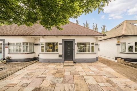 2 bed property, in Rosecroft Gardens, £595,000
