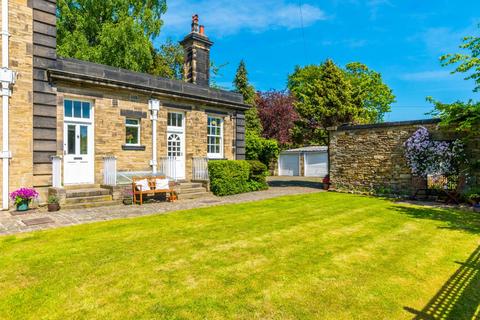 2 bed property, in St. Helens Lane, £500,000