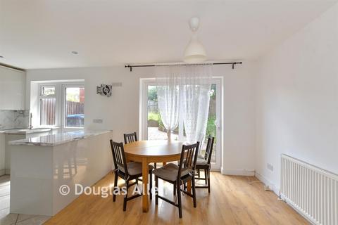 3 bed property, in Clover Leas, £500,000