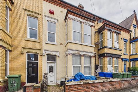 6 bed property, in Blackburn Avenue, £120,000