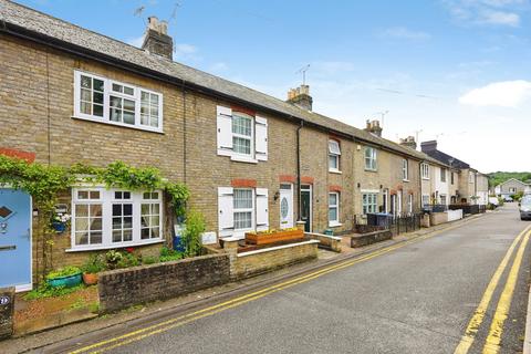 2 bed property, in Lower Road, £270,000