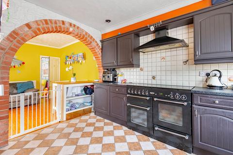 3 bed property, in Oxford Road, £170,000