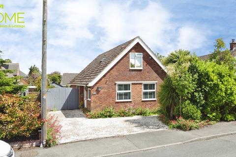 2 bed property, in Meadowbrook Road, £400,000