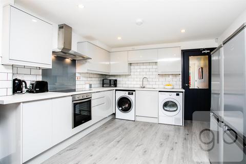 5 bed property, in Argyll Street, £315,000