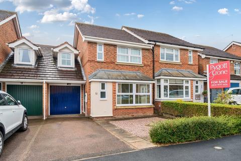 3 bed property, in Bell Close, £214,950