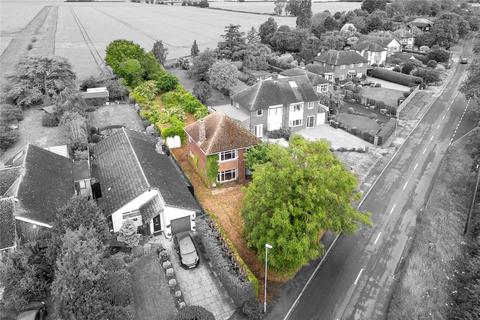 3 bed property, in High Street, £400,000
