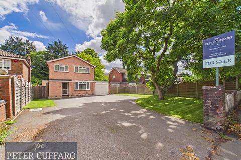 3 bed property, in Hoddesdon Road, £725,000