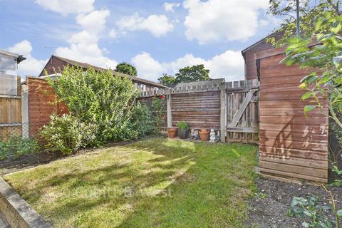 3 bed property, in Lewis Road, £425,000