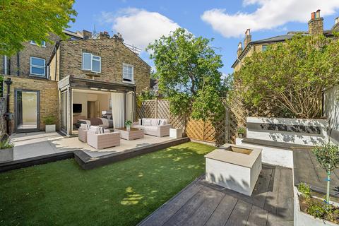 2 bed property, in Bromfelde Road, £775,000