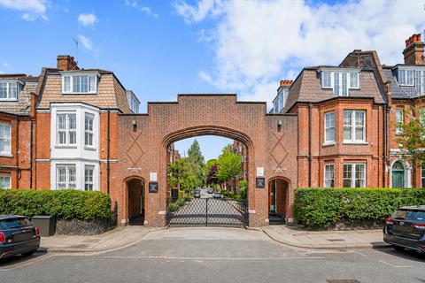 3 bed property, in Tudor Close, £800,000