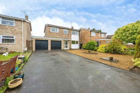 4 bed property, in High Street, £450,000