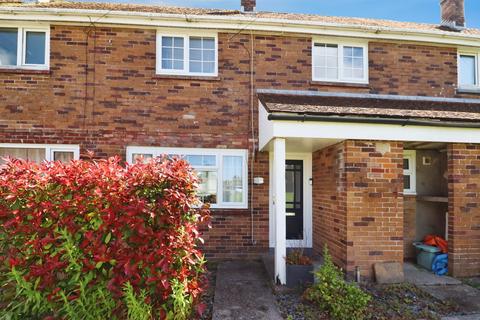 2 bed property, in Yew Tree Grove, £180,000