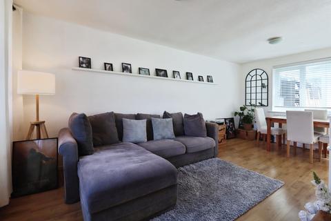 2 bed property, in Yew Tree Grove, £170,000