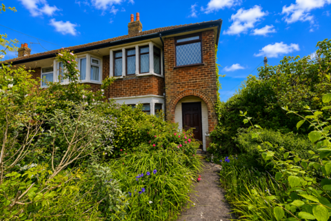 3 bed property, in Blackpool Road, £100,000