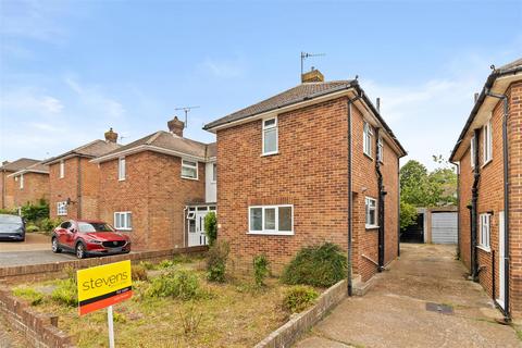 3 bed property, in Battle Crescent, £275,000