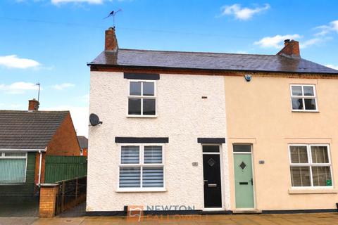 2 bed property, in Crown Street, £160,000
