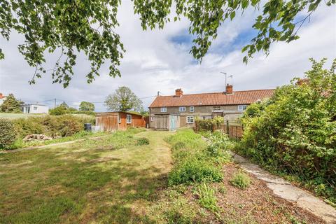 3 bed property, in Halesworth Road, £270,000