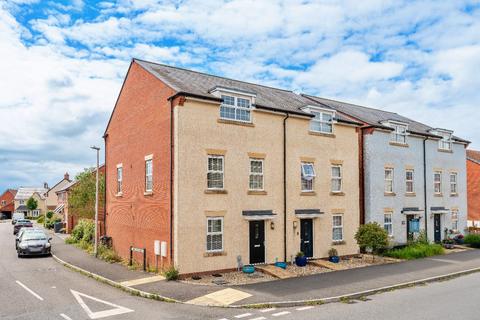 5 bed property, in Substantial townhouse located on the Chestnut Park Development in Yatton Village, £450,000