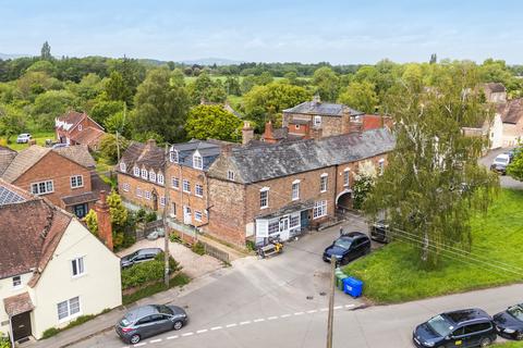 7 bed property, in The Green, £1,000,000