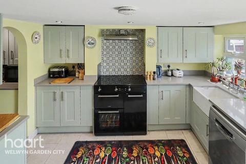 3 bed property, in Codicote Road, £450,000