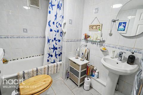 3 bed property, in Codicote Road, £450,000