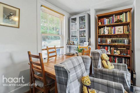 3 bed property, in Codicote Road, £450,000