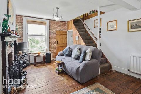 3 bed property, in Codicote Road, £450,000