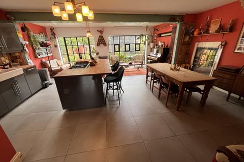 6 bed property, in Sundial Avenue, £875,000