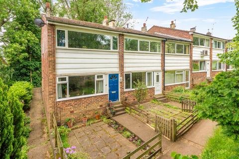 2 bed property, in Gledhow Lane, £240,000