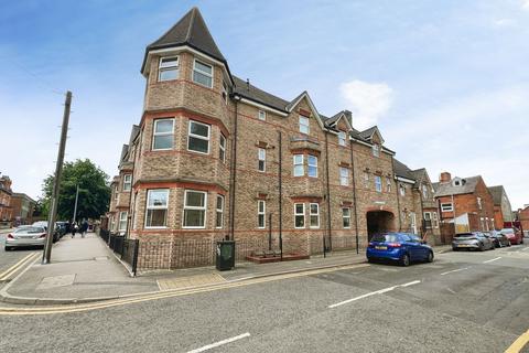 2 bed property, in Avenue Road, £120,000