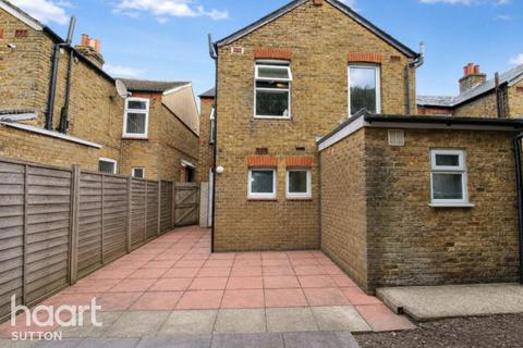 3 bed property, in Lower Court Road, £500,000
