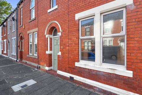 2 bed property, in Clifton Street, £127,500