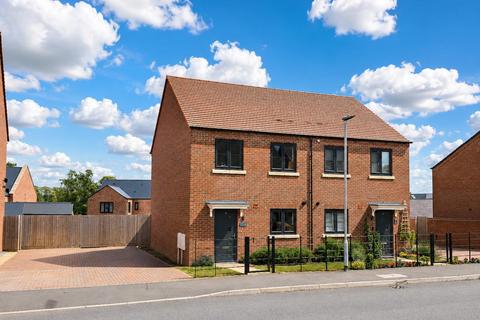 2 bed property, in Grand Union Way, £290,000
