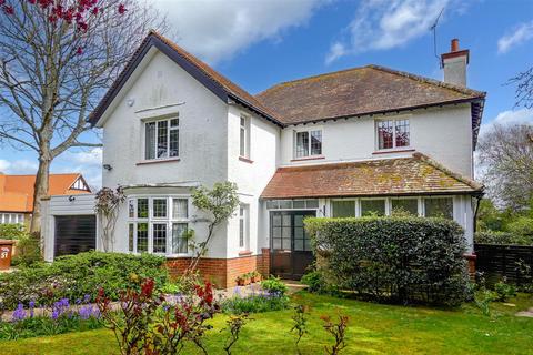 4 bed property, in Sea Avenue, £950,000