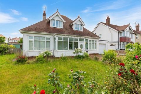 3 bed property, in Broadway, £415,000