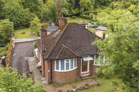3 bed property, in New Road, £475,000