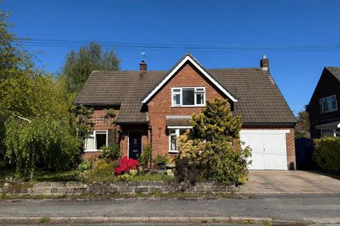 3 bed property, in Fairbourne Avenue, £675,000
