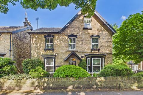 1 bed property, in Crescent Road, £150,000