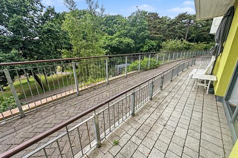 2 bed property, in Bournemouth Centre, £225,000