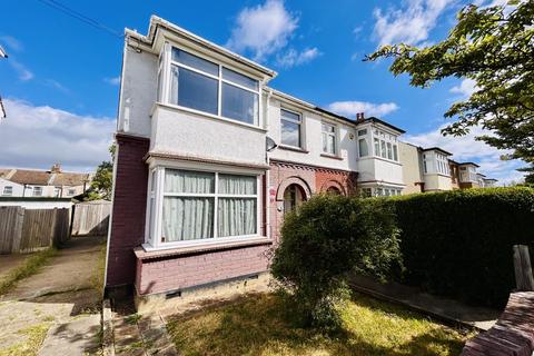 3 bed property, in Laurel Avenue, £450,000