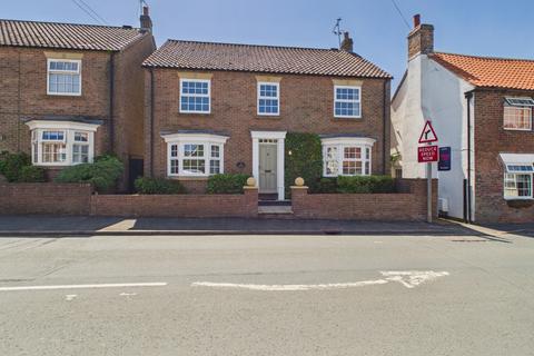 4 bed property, in Manor Green, £370,000